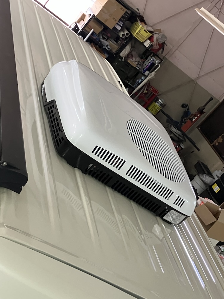 NV350にルーフエアコン取り付け！